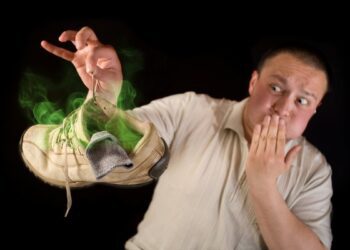 محمد حسین تقوایی زحمت کش ترفند روش های رفع عرق و بوی کفش پیاده روی اربعین