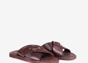 پیاده روی اربعین با صندل کفش ورزشی دمپایی